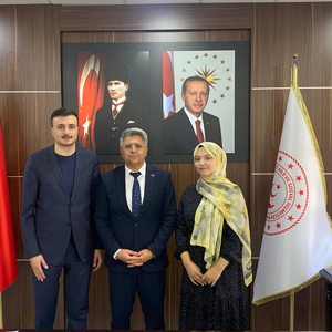 Aile ve Gençlik Fonu desteğiyle hayatlarını birleştiren 386. Çiftimiz İmran ve Oğuz Kağan, yeni heyecanlarını İl Müdürümüz Özgür Kırmızıtaş ile paylaşarak anlamlı bir ziyaret gerçekleştirdi. - fotoğraf 1