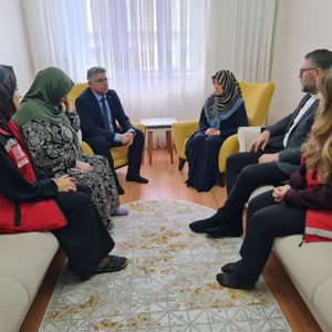 İl Müdürümüz Özgür Kırmızıtaş, İl Müdür Yardımcımız Fatih Deveci ile birlikte Aziz Şehidimiz Ümit Üzüm’ün kıymetli ailesini ziyaret etti. - fotoğraf 1