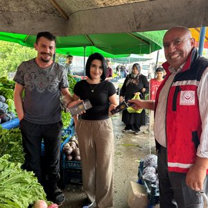 2025 Aile Yılı etkinlikleri çerçevesinde Kangal Sosyal Hizmet Merkezi personellerimiz, pazar yerinde vatandaşlarımıza KADES broşürleri dağıtarak bilgilendirme yaptı. - fotoğraf 1