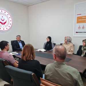 İl Müdürümüz Özgür Kırmızıtaş başkanlığında, İl Müdür Yardımcımız Ferhat Fidan, Şube Müdürümüz Fadime Meti ve Şiddet Önleme ve İzleme Merkezi (ŞÖNİM) çalışma arkadaşlarımızla birlikte değerlendirme toplantısı gerçekleştirildi. - fotoğraf 1