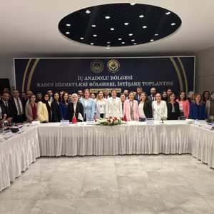 Bakanımız Sayın Mahinur Özdemir Göktaş hanımefendinin başkanlığında, İl Müdürümüz Özgür Kırmızıtaş, İç Anadolu Bölgesi İl Müdürlerinin ve Kadın hizmetlerinden sorumlu idarecilerin katılımıyla İç Anadolu Bölgesi Kadın Hizmetleri Bölgesel İstişare Toplantısı düzenlendi. - fotoğraf 2