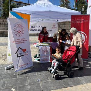 Gençlik ve Spor Bakanlığı ile Türkiye Geleneksel Spor Dalları Federasyonu tarafından hazırlanan Geleneksel Oyun Tırı, Kongre Müzesi bahçesinde çocuklarla bir araya geldi.  Program kapsamında ayrıca Aile Yılı tanıtım ç - fotoğraf 1