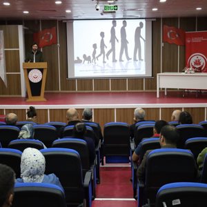 📌 #AileYılı Söyleşileri kapsamında, İl Müdürlüğümüz Konferans Salonu’nda Sivas Cumhuriyet Üniversitesi Sosyal Hizmet Bölümü Dr. Öğr. Üyesi Furkan Arı tarafından “Yaşlılık ve Toplumsal Hayat” temalı söyleşi gerçekleştirildi. - fotoğraf 1