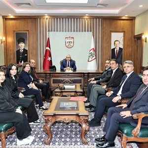 İl Müdürümüz Özgür Kırmızıtaş Şehitlerimizin kıymetli emanetleri  ve Kahraman Gazilerimiz ile birlikte Valimiz Sn. Yılmaz Şimşek’i makamında ziyaret etti. - fotoğraf 1