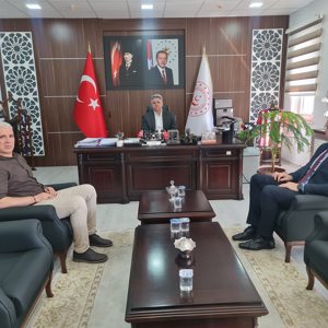 Kırşehir Şehit Aileleri Derneği Başkanı Mutlu Kılıçarslan ve Sivas Şehit Aileleri ve Gaziler Derneği Başkanı Fatih Deveci, İl Müdürümüz Özgür Kırmızıtaş’ı ziyaret etti. - fotoğraf 1