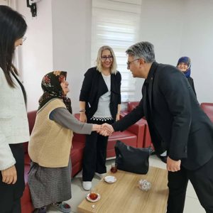 İl Müdürümüz Özgür Kırmızıtaş ve eşi Deniz Kırmızıtaş, İhramcızade İsmail Hakkı Toprak Huzurevindeki büyüklerimizi ziyaret ederek onların isteklerini dinledi, gönüllerine dokunan samimi sohbetler gerçekleştirdi. - fotoğraf 2