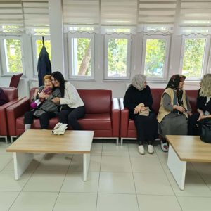İl Müdürümüz Özgür Kırmızıtaş ve eşi Deniz Kırmızıtaş, İhramcızade İsmail Hakkı Toprak Huzurevindeki büyüklerimizi ziyaret ederek onların isteklerini dinledi, gönüllerine dokunan samimi sohbetler gerçekleştirdi. - fotoğraf 1