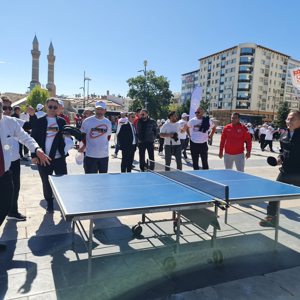 İl Müdürümüz Özgür Kırmızıtaş, 23-30 Eylül tarihleri arasında kutlanan Avrupa Spor Haftası etkinlikleri kapsamında, Gençlik ve Spor İl Müdürlüğü ile Herkes İçin Spor Federasyonu iş birliğiyle düzenlenen coşkulu yürüyüşe katıldı. - fotoğraf 1