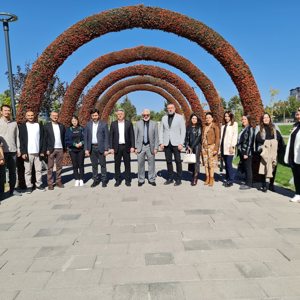 İl Müdürümüz Özgür Kırmızıtaş, İl Müdür Yardımcılarımız ve şube müdürümüz; koruyucu aile birimi ile aile ve toplum hizmetleri biriminde görev yapan mesai arkadaşlarımızla  bir araya geldi.  - fotoğraf 2