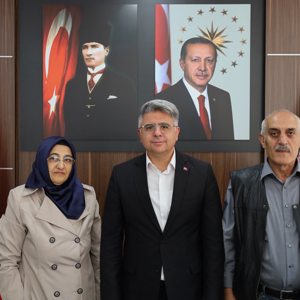 Şehidimiz Jandarma Astsubay Kıdemli Çavuş Emre Polat’ın kıymetli emanetleri, babamız İsmail Polat ve annemiz Gülsün Polat, İl Müdürümüz Özgür Kırmızıtaş’a ziyaret  - fotoğraf 1