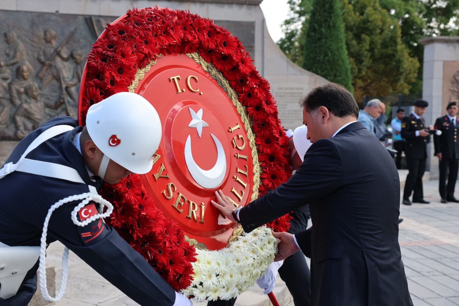 “19 Eylül Gaziler Günü” Münasebetiyle Cumhuriyet Meydanı’nda Düzenlenen Atatürk Anıtı’na Çelenk Sunma Töreni