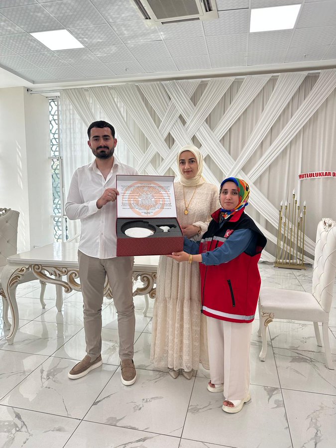 2025 aile yılı kapsamında Evlenecek çiftlerin desteklenmesi projesi kapsamında çiftlerimizin nikahlarina katılım   gerçekleştirilerek Sayın Valimiz Dr. Ahmet Hamdi USTA’nın   hediyeleri ve ‘Bir takım fincan Bir Ömürlük Öğüt’ konulu mektupları takdim edilmiştir. 