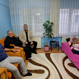 İl Müdür Yardımcımız Fatih Deveci, şehidimiz Ecevit Yılmaz’ın babası Süleyman Yılmaz’ı geçirdiği trafik kazası sonrası evinde ziyaret etti. - fotoğraf 1