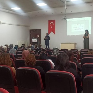 Kilis Sosyal Merkezi Müdürlüğü’nde “Kadınlara Yönelik Bağımlılıkla Mücadele ve YEDAM Tanıtımı” konulu eğitim düzenlendi. - fotoğraf 1