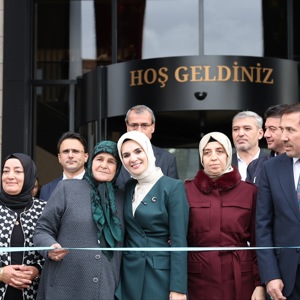 Bakanımız Sayın Mahinur Özdemir Göktaş Aile ve Gençlik Fonu ile Yeni Yuvalarını Kuran Elif ve Ali Çiftinin Mutlu Günlerine Şahitlik Etti - fotoğraf 1
