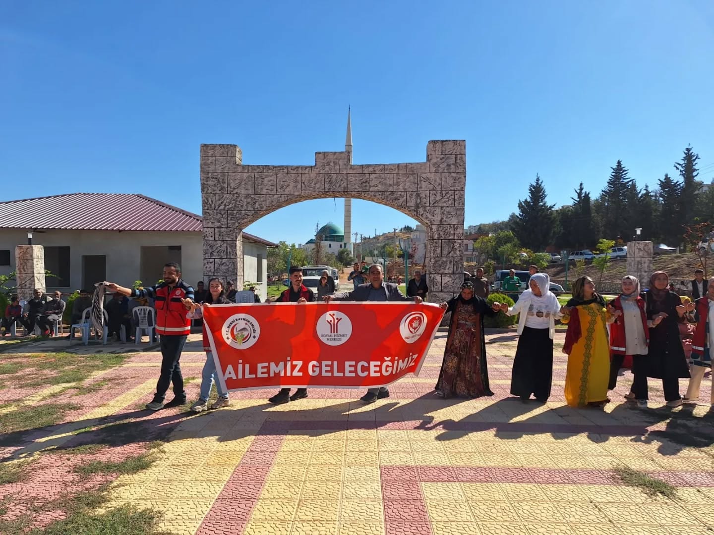 Roman Vatandaşların Düğün Merasiminde "Ailemiz Geleceğimiz" Pankartımızı Açtık