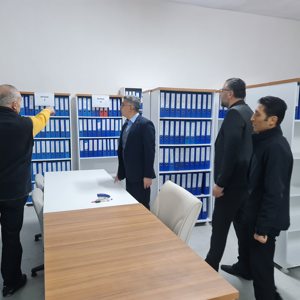 İl Müdürümüz Özgür Kırmızıtaş ve İl Müdür Yardımcımız Fatih Deveci, arşiv ve ambarlarda denetim ve incelemelerde bulundu. Yapılan denetimlerde arşiv düzeni, evrak muhafaza koşulları ve depolama alanlarının fiziki durumları yerinde değerlendirildi. - fotoğraf 1