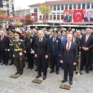 29 Ekim Cumhuriyet Bayramı’nın 102. yıl dönümü kutlamaları "Çelenk Sunma Töreni" ile başladı - fotoğraf 1