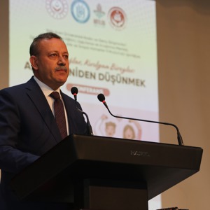 Aile Yılı Kapsamında  “Kutsal Bağlar, Kırılgan Bireyler: Aileyi Yeniden Düşünmek” Konulu Konferans Düzenlendi - fotoğraf 2