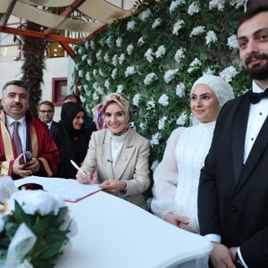 Bakanımız Mahinur Özdemir Göktaş, Aile ve Gençlik Fonu Kapsamında Desteklenen Genç Çiftin Nikâh Töreninde Yer Aldı - fotoğraf 1