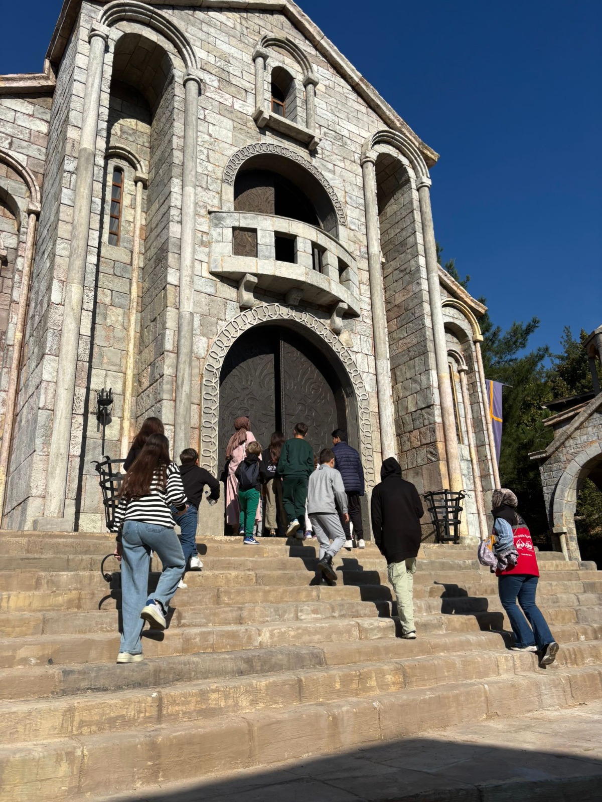 Çekmeköy Sosyal Hizmet Merkezi Müdürlüğü Tarafından ODES Kapsamında Düzenlenen Etkinlikte Çocuklarımız TRT Film Platolarını Ziyaret Etti
