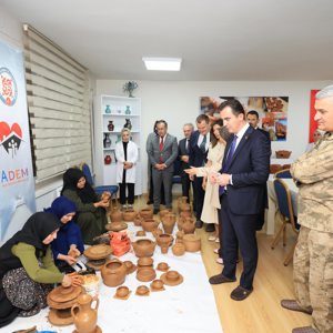 Valimiz Sayın Ahmet Karakaya, eşi Özlem Karakaya Hanımefendi ve beraberlerindeki heyet ile birlikte Mutki Aile Destek Merkezi’ni (ADEM) ziyaret etti - fotoğraf 2