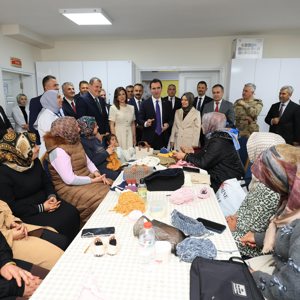 Valimiz Sayın Ahmet Karakaya, eşi Özlem Karakaya Hanımefendi ve beraberlerindeki heyet ile birlikte Mutki Aile Destek Merkezi’ni (ADEM) ziyaret etti - fotoğraf 3