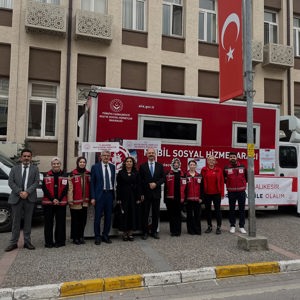 Mobil Sosyal Hizmet Aracı, Valilik Önünde Vatandaşlarla Buluştu - fotoğraf 1