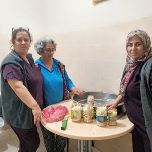 İl Müdürlüğümüze Bağlı Edirne Huzurevi'nden Hizmet Alan Kadın Yaşlılarımız ve Personelimiz Turşu Kurma Etkinliği Gerçekleştirdi. - fotoğraf 1