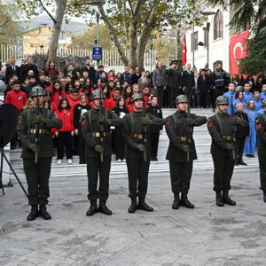 Cumhuriyetimizin kurucusu Gazi Mustafa Kemal Atatürk, vefatının 87. yıl dönümünde ilimizde düzenlenen törenlerle saygı ve minnetle anıldı - fotoğraf 3