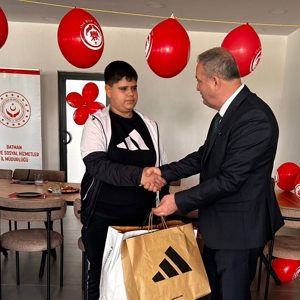 “Okul Destek Projesi”kapsamındaki çocuklardan LGS ile YKS’de başarılı olarak dereceli okullara yerleşenlere hediye  - fotoğraf 9