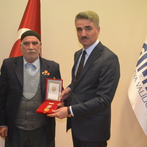 Malatya’da Kıbrıs Gazilerine Madalya ve Beratları verildi - fotoğraf 12