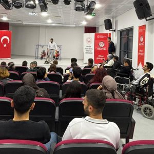 Engelli Aktif Yaşam Merkezi Müdürlüğü hizmetlerinden yararlanan özel gereksinimli bireylere kukla gösterisi  - fotoğraf 4