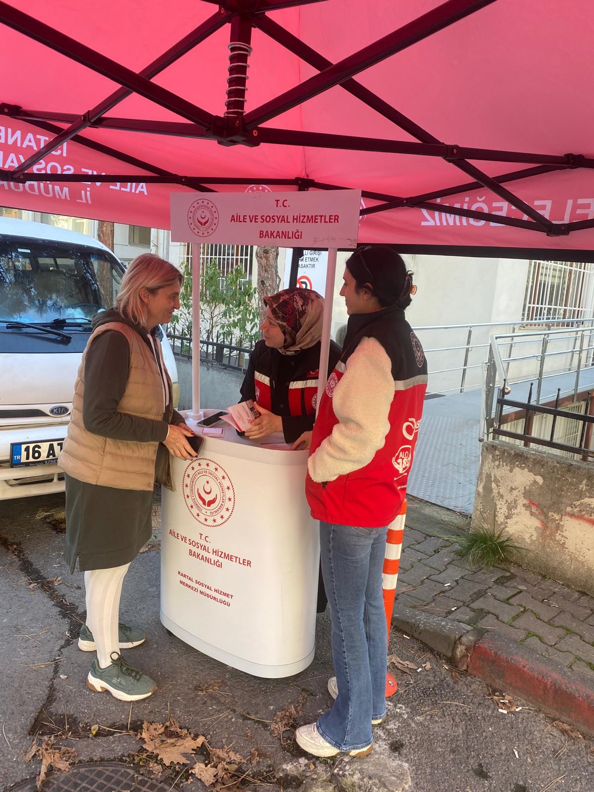 İl Genelinde Sahaya Çıkan Ekiplerimiz Mobil Sosyal Hizmet Noktalarında Farkındalık Oluşturmuş Bilgilendirme ve Broşür Dağıtımı Gerçekleştirilmiştir 