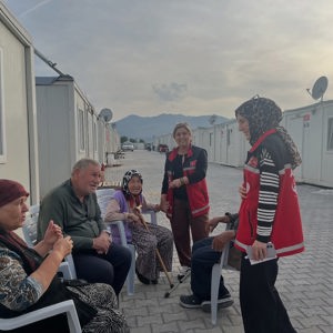 İl Müdürümüz Sayın Emine BÖÇKÜN, Geçici Konaklama Merkezinde Depremden Etkilenen Ailelerle Görüştü - fotoğraf 2