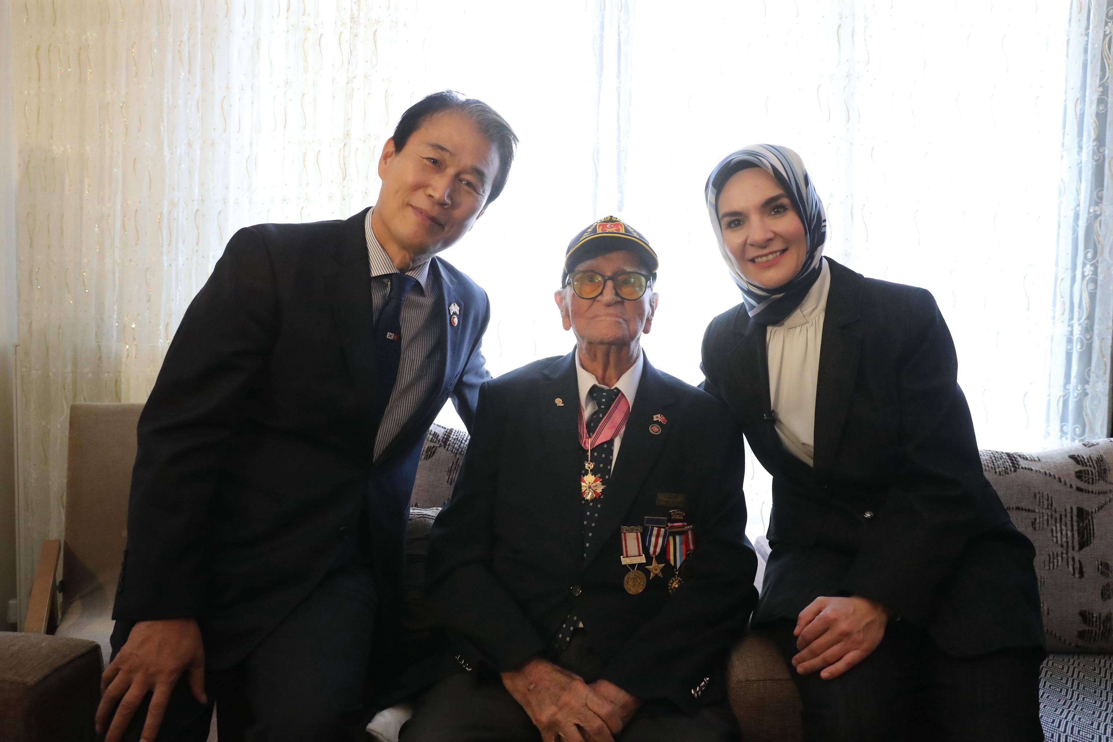 Bakanımız Sayın Mahinur Özdemir Göktaş’tan Kahraman Kore Gazimize Anlamlı Ziyaret