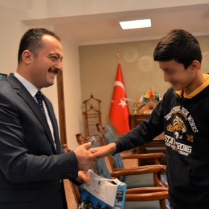 20 Kasım Dünya Çocuk Hakları Günü Münasebetiyle Valimiz Bilal ŞENTÜRK Makamında Ziyaret Edildi - fotoğraf 4