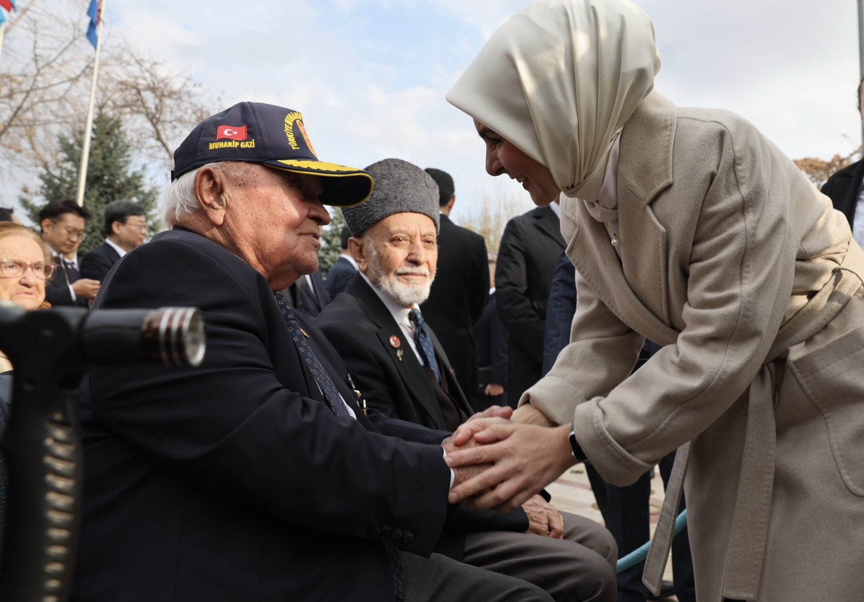 Aile ve Sosyal Hizmetler Bakanımız Sayın Mahinur Özdemir Göktaş, Güney Kore Devlet Başkanı Sayın Lee Jae Myung ile birlikte Kore’de Savaşan Türkler Anıtı’nı, Kore’de görev yapan Kahraman Gazilerimizle beraber ziyaret etti.