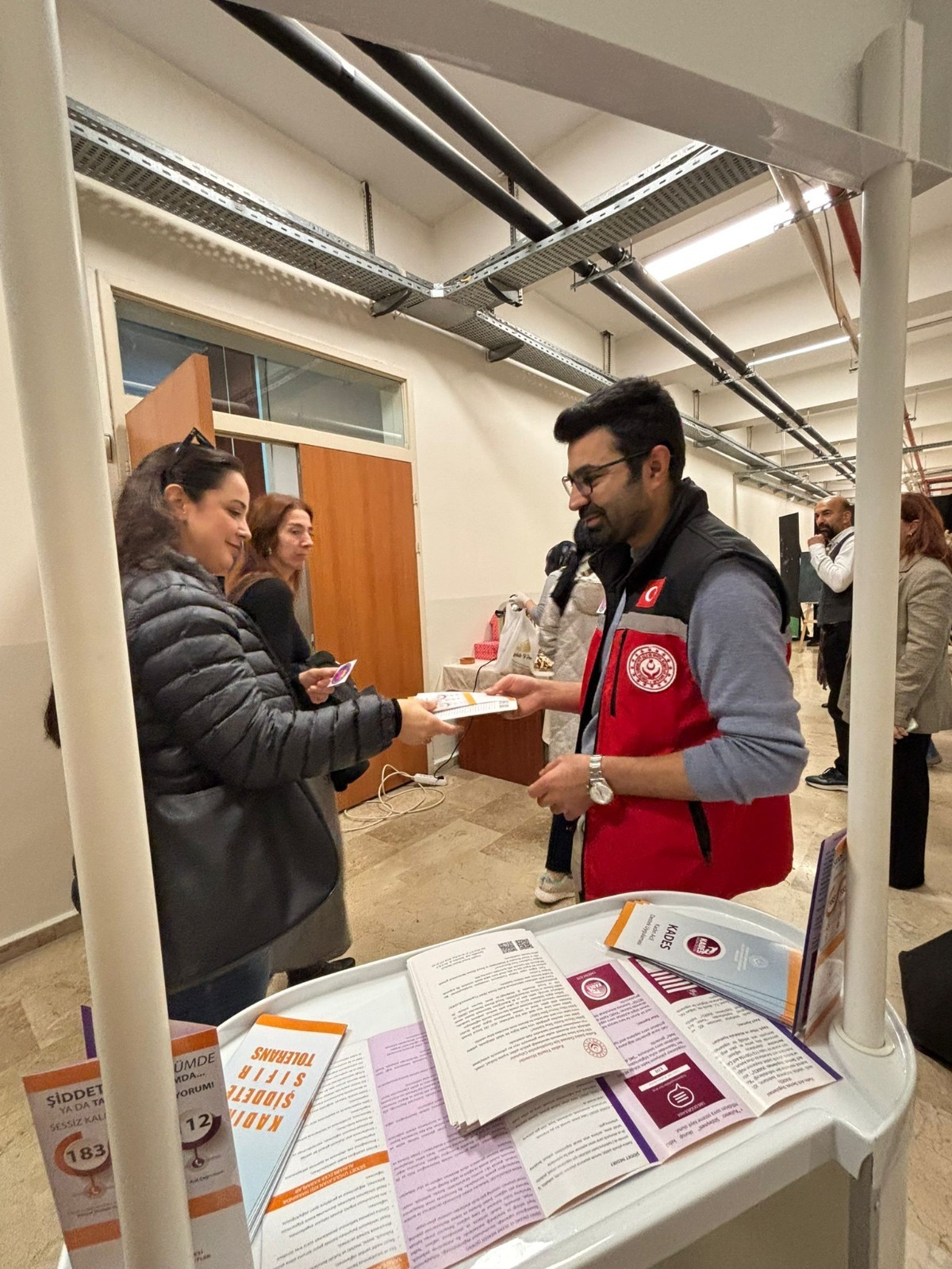 İlimiz Genelinde Sahaya Çıkan Ekiplerimiz Mobil Sosyal Hizmet Noktalarında Farkındalık Oluşturmuş Bilgilendirme ve Broşür Dağıtımı Gerçekleştirilmiştir