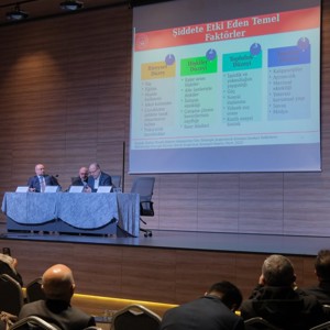 Aile İçi Şiddetin Önlenmesine Yönelik Panelde Önemli Mesajlar Verildi - fotoğraf 3