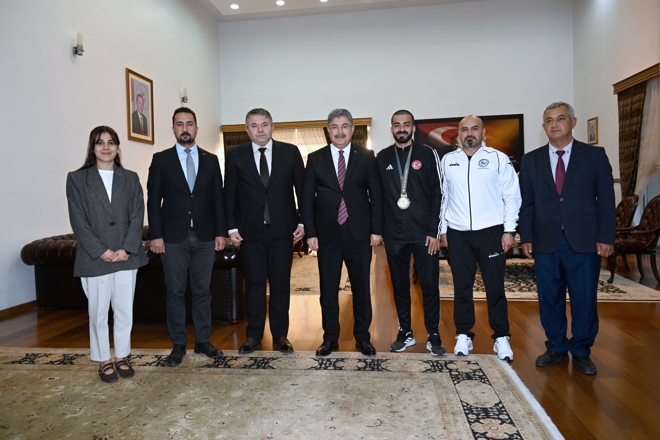 Olimpiyat Şampiyonu Sporcumuza Valilikte Ziyaret