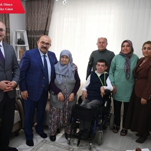Valimiz Sayın İsmail USTAOĞLU ve Beraberindeki Heyet 3 Aralık Dünya Engelliler Günü Vesilesiyle Hane Ziyareti Gerçekleştirdi - fotoğraf 1