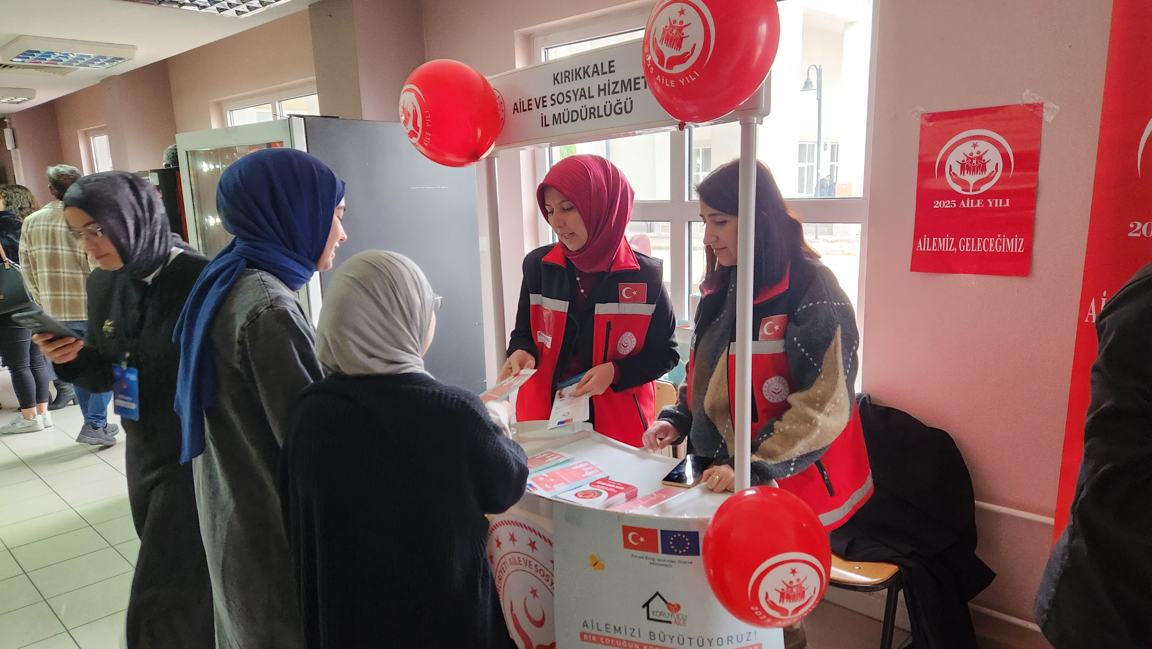“Dijital Bağımlılık, Kültürel Miras ve Değerler Eğitimi ile Güçlenen Aile” konulu konferans kapsamında Aile Yılı tanıtım standı açıldı.