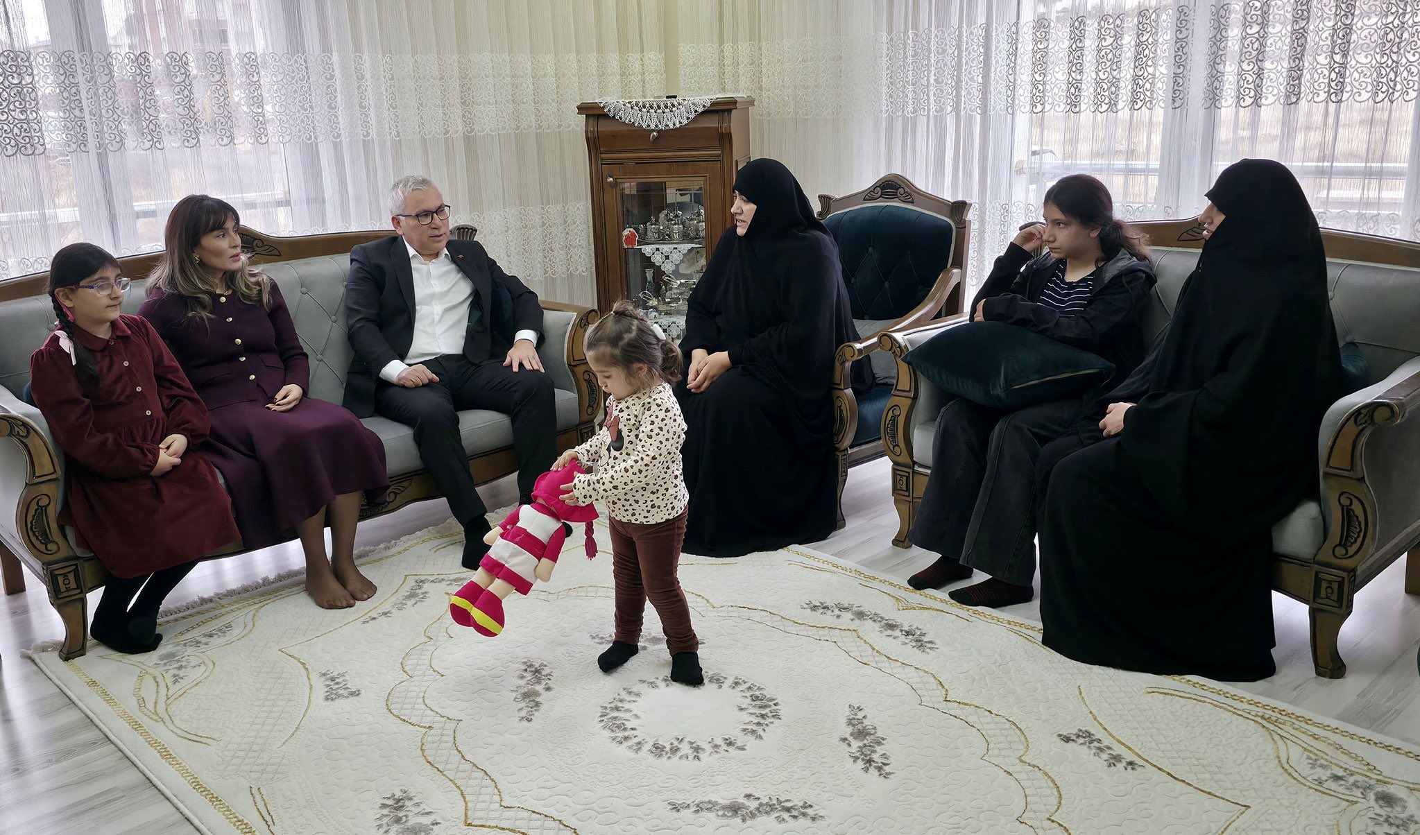 Valimiz Sn. Yılmaz Şimşek ve eşi Dr. Çiğdem Olgun Şimşek Hanımefendi, hafta sonu programlarını aile ziyaretlerine ayırarak vatandaşlarla bir araya geldi.