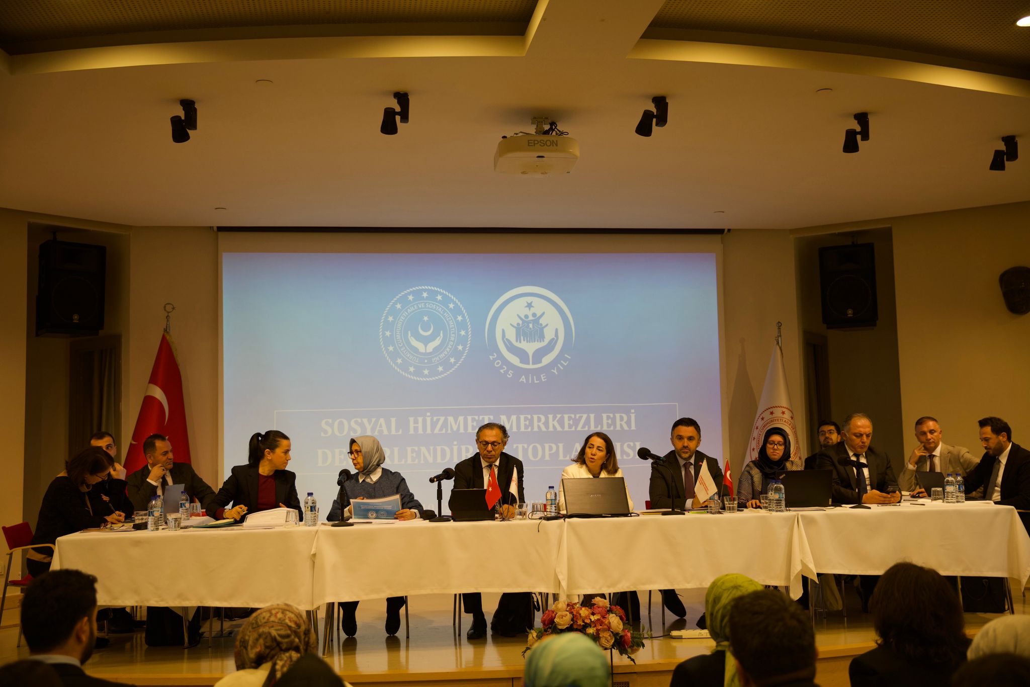 Bakanlık Yetkilileri ve İlçe Kuruluş Müdürlerimizin Katılımıyla Sosyal Hizmet Merkezleri Değerlendirme Toplantısı Gerçekleştirildi