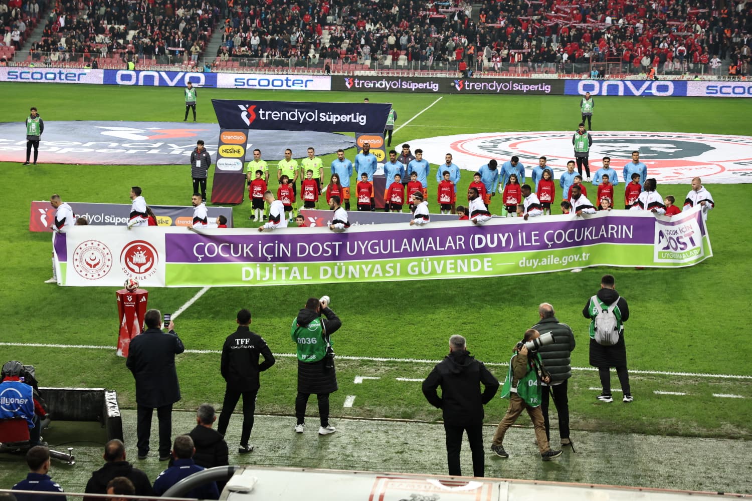 Çocuklardan Sahada Güçlü Mesaj: Dijital Dünyada Güven Vurgusu