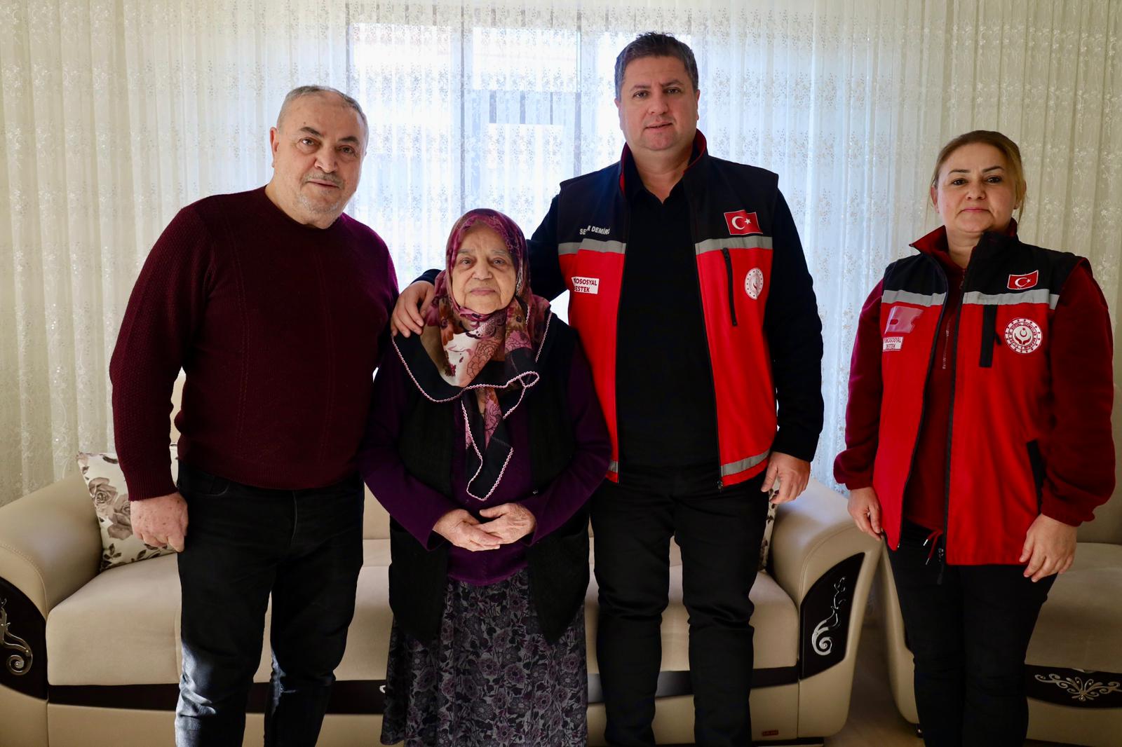 Kahraman Şehidimiz Hakkı Hakan Kurtar’ın Bizlere Emaneti Olan Kıymetli Annesi Hüsniye Kurtar ve Değerli Ailesini Ziyaret Edip, Ellerinden Öptük.