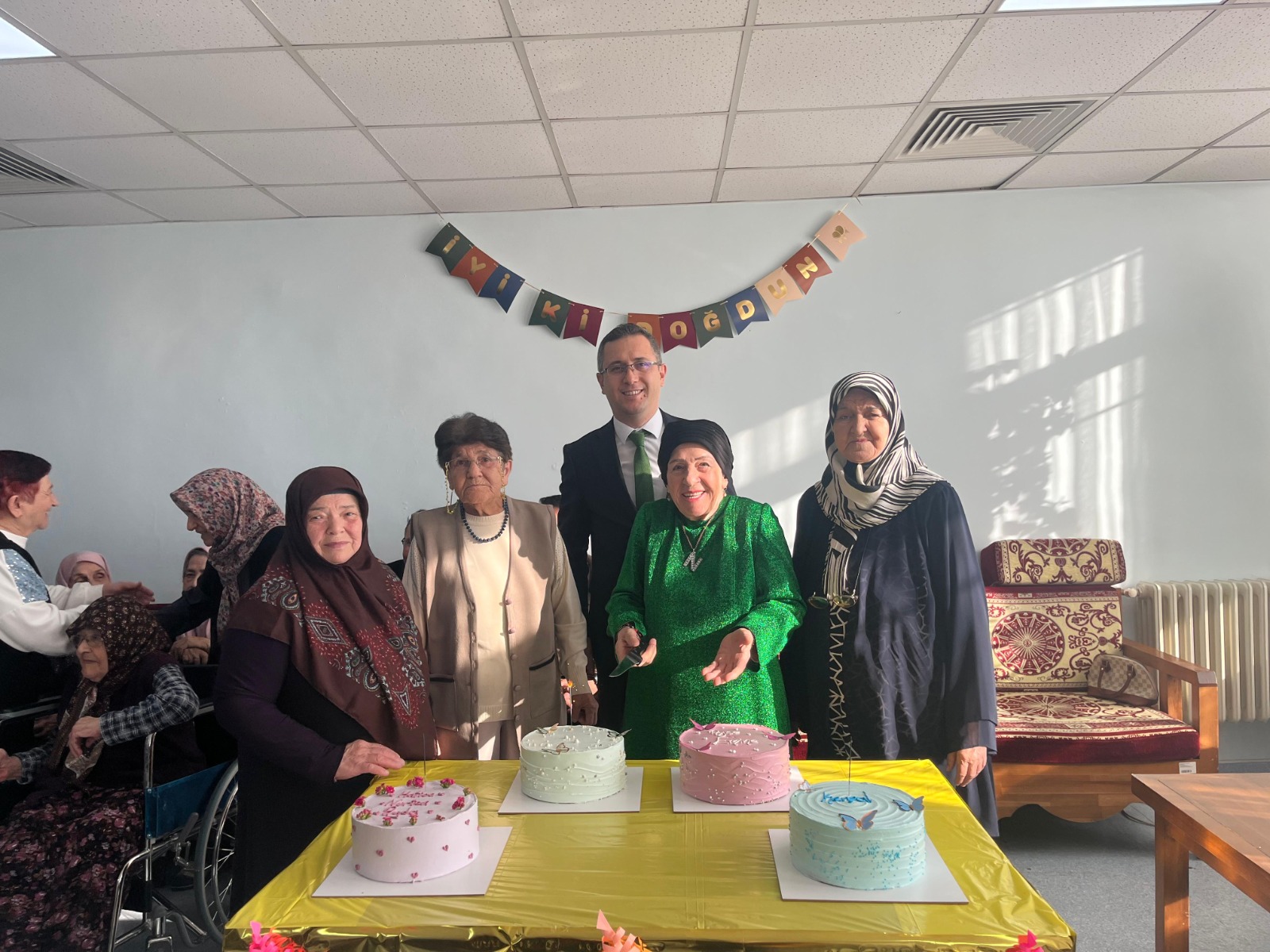 Huzurevi Sakinlerimiz İçin Doğum Günü Kutlaması ve Yıl Sonu Eğlencesi Düzenlendi.