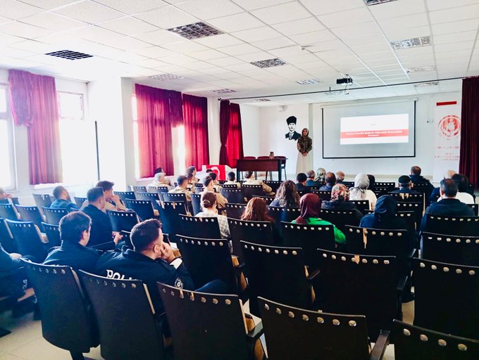 Adaklı’da kamu personeline yönelik “Aile İçi İletişim ve Şiddet Farkındalığı” eğitimi, ŞÖNİM Sosyal Hizmet Uzmanı Tuba Dönmez tarafından gerçekleştirildi. 