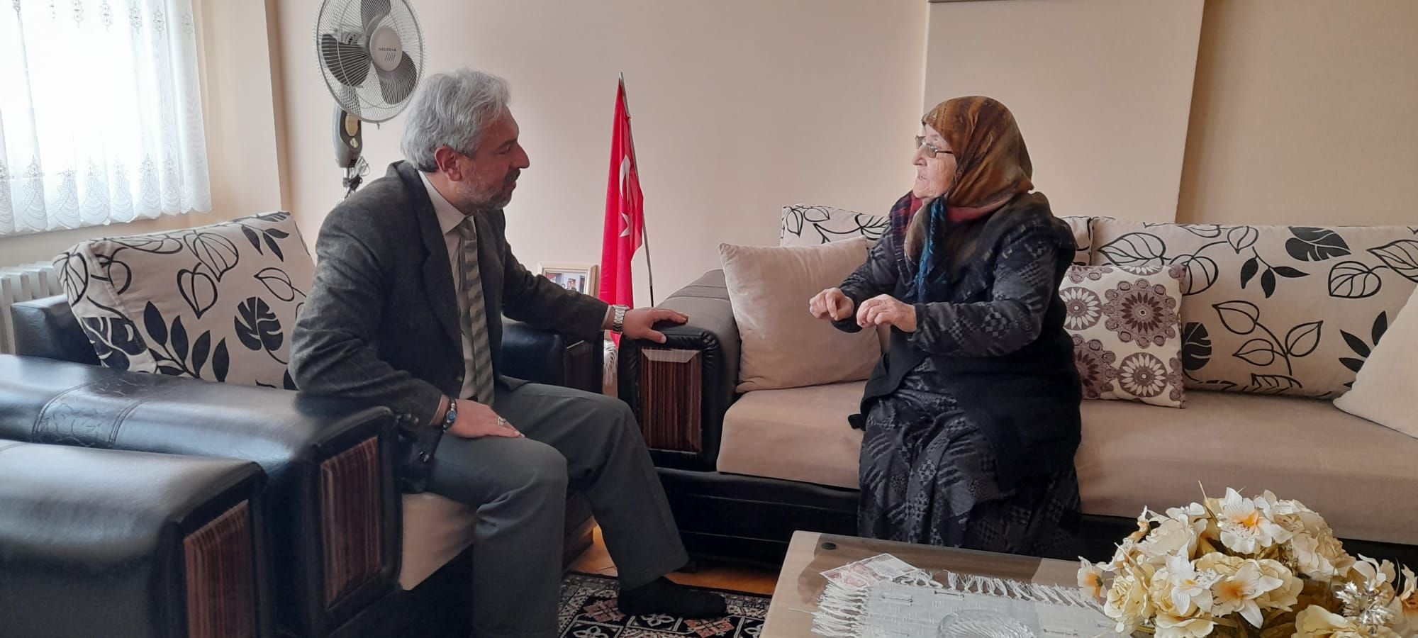  Şehit Dursun SÖYLEYEN’in kıymetli annesi Menşure SÖYLEYEN,  hanesinde ziyaret edildi.